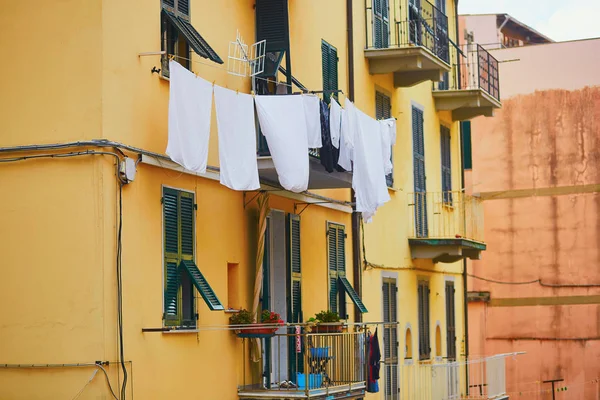 Roupa de cama pendurada em uma rua da cidade italiana — Fotografia de Stock