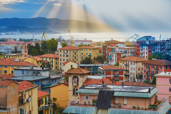 La Spezia et le golfe de Spezia avec des faisceaux lumineux au lever du soleil — Photo