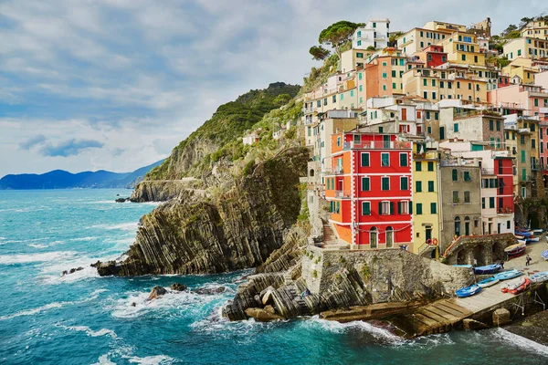 Riomaggiore és a színes épületek. Cinque Terre, Liguria, Olaszország — Stock Fotó