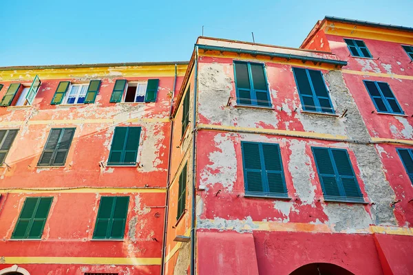 Parede velha de um edifício na cidade italiana — Fotografia de Stock
