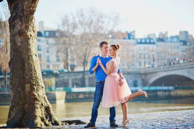 Paris'te Seine dolgu üzerinde Romantik Çift