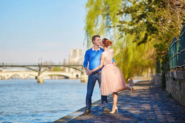 Romantiska par på Seine banvallen i Paris — Stockfoto