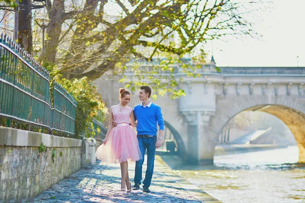 Ρομαντικό ζευγάρι για το ανάχωμα του Σηκουάνα στο Παρίσι — Φωτογραφία Αρχείου