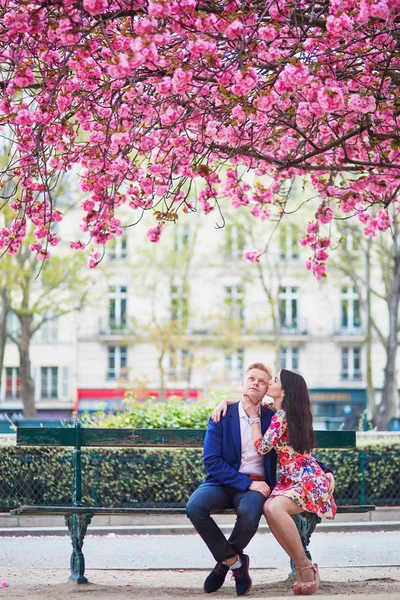 桜並木とパリのロマンチックなカップル — ストック写真