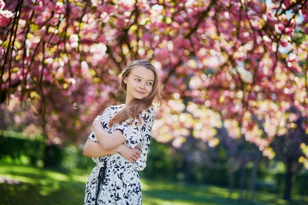 若い美人の開花春公園 — ストック写真