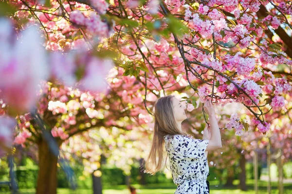 Mooie jonge vrouw in de bloei spring park — Stockfoto