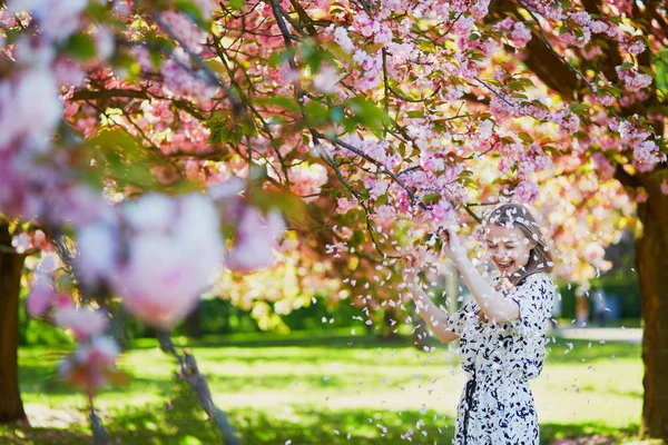 Beautiful young woman in blooming spring park — Stock Photo, Image