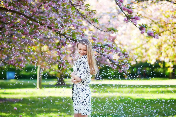 Hermosa mujer joven en el floreciente parque de primavera —  Fotos de Stock