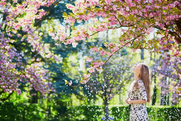 Красивая молодая женщина в цветущем весеннем парке — стоковое фото