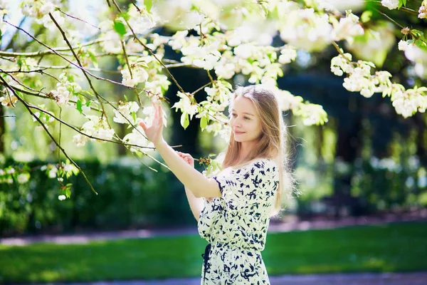 Hermosa mujer joven en el floreciente parque de primavera — Foto de Stock