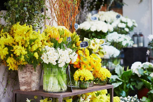 Открытый цветочный рынок в Париже, Франция — стоковое фото