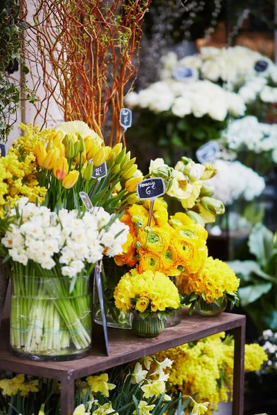 Blumenmarkt im Freien in Paris, Frankreich — Stockfoto