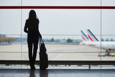El bagajı Uluslararası Havaalanı, uçak pencereden bakarak kadınla