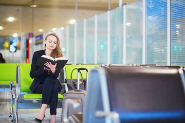 Uluslararası Havaalanı terminal, kadın kitap okuma
