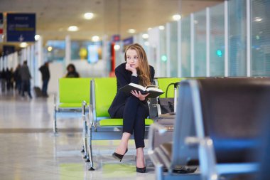 Uluslararası Havaalanı terminal, kadın kitap okuma