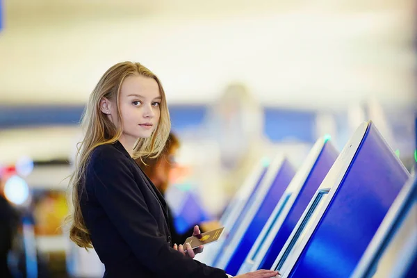 Young business woman doing self check-in in international airport terminal — Stock Photo, Image
