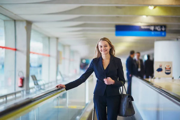 Mujer en viajero en el aeropuerto internacional —  Fotos de Stock