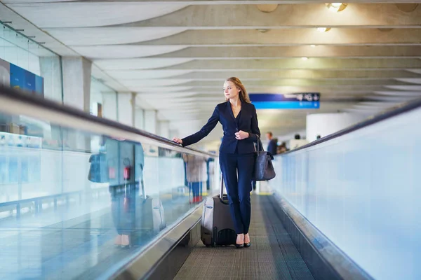 Kobieta na chodnikiem w międzynarodowe lotnisko — Zdjęcie stockowe