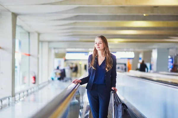 Mulher em viajante no aeroporto internacional — Fotografia de Stock