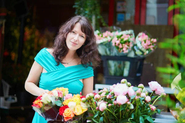 Mujer francesa eligiendo flores en el mercado — Foto de Stock