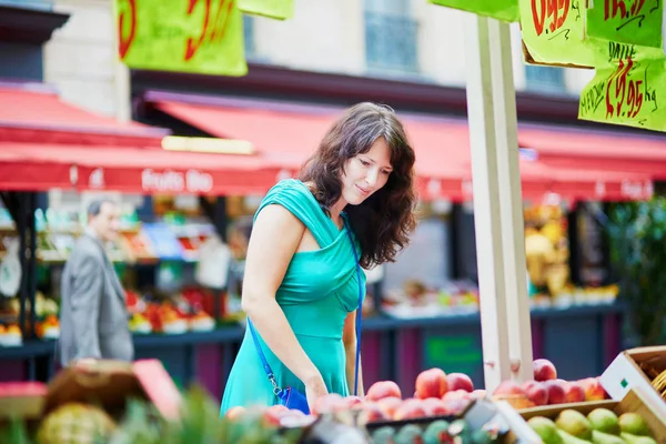 Mulher francesa escolhendo frutas no mercado — Fotografia de Stock