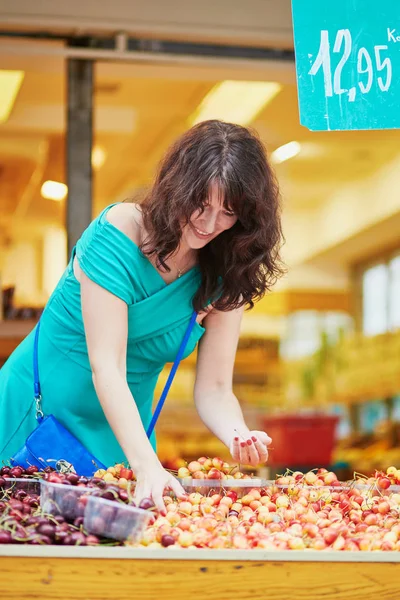 Wanita Perancis memilih buah-buahan di pasar — Stok Foto