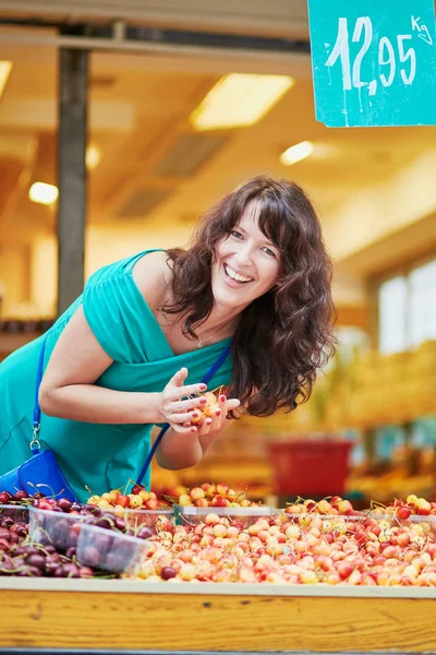 Franse vrouw kiezen vruchten op de markt — Stockfoto