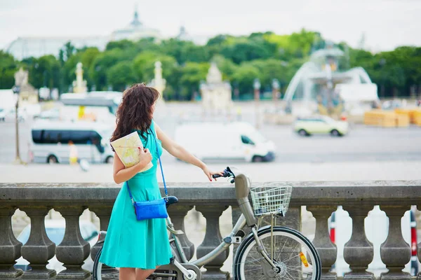 Mulher andando de bicicleta em uma rua de Paris — Fotografia de Stock