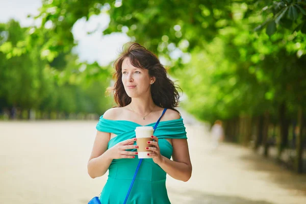 Mooie jonge vrouw lopen in Parijse Tuileries park — Stockfoto