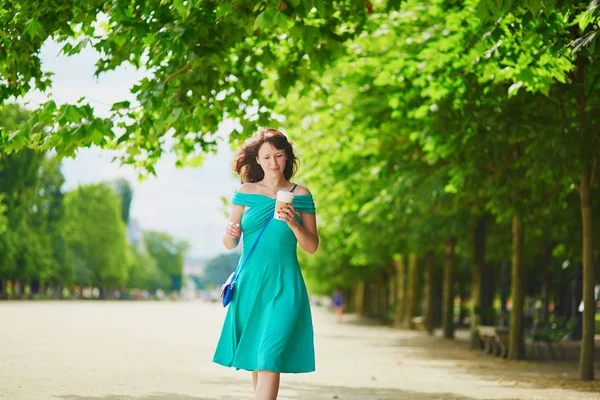 Krásná mladá žena chůze v pařížských Tuilerijských parku — Stock fotografie