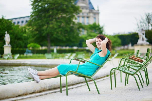 Mooie jonge vrouw ontspannen in Parijse Tuileries park — Stockfoto