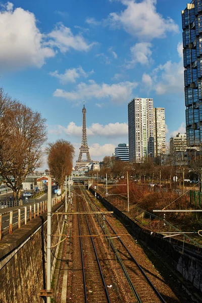 Vista para a torre Eiffel sobre os trilhos da linha de metrô parisiense — Fotografia de Stock