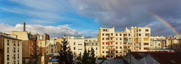 Vue panoramique de la tour Eiffel avec arc-en-ciel sur les toits i — Photo