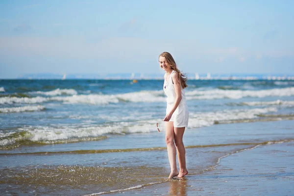 Молодая женщина наслаждается отпуском на море — стоковое фото