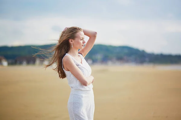 Mulher bonita desfrutando do sol em uma praia de areia — Fotografia de Stock