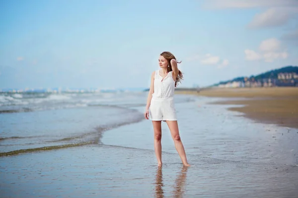 Молодая женщина наслаждается отпуском на море — стоковое фото