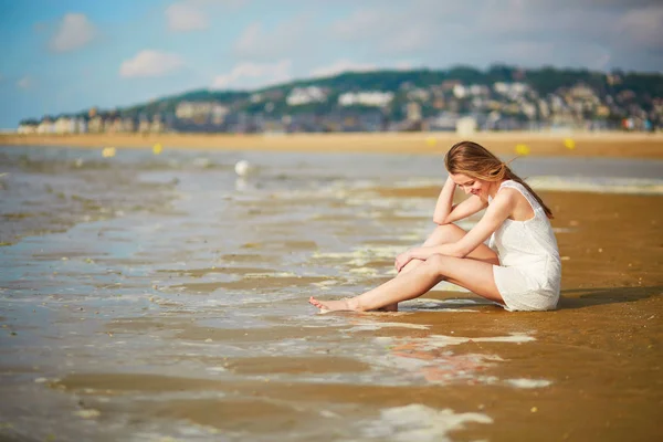 Žena se těší její dovolené od moře nebo oceánu — Stock fotografie