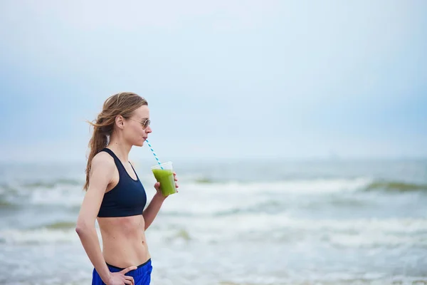 Runner fille boire vert légume smoothie — Photo