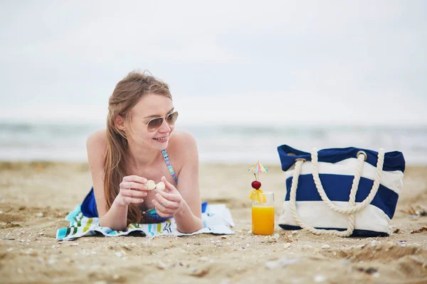 Woman relaxing and sunbathing on beach — Stock Photo, Image