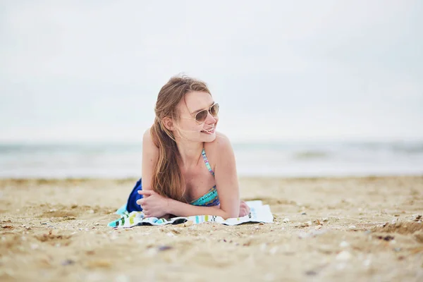 Mulher relaxante e banhos de sol na praia de areia — Fotografia de Stock