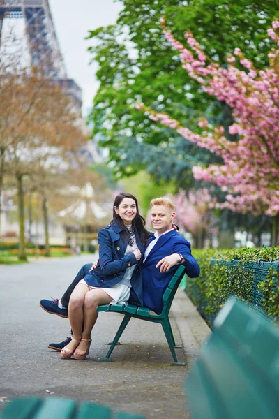 Romantiska par i paris nära Eiffeltornet — Stockfoto
