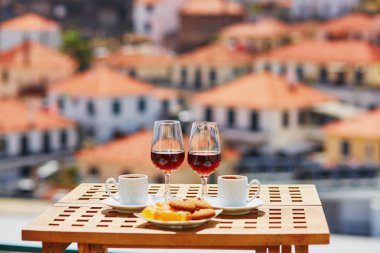 Madeira şarap, kahve ve tatlılar Funchal, Madeira, Portekiz için Manzaralı