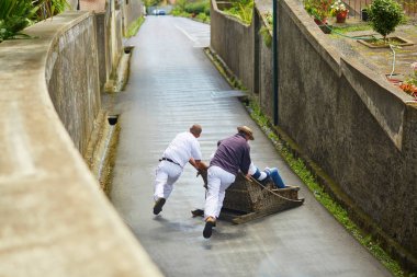Ahşap iterek kızak biniciler sledge yokuş aşağı Funchal, Madeira Adası, Portekiz