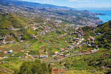 Tipik Madeira yatay, küçük köy, Teras alanları ve dağlar