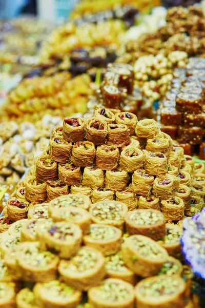 Honing van de Turkse baklava op een traditionele landbouwer markt in Istanboel, Turkije — Stockfoto