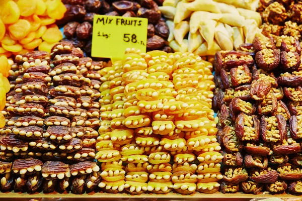 Sušené data a meruňky plněné ořechy na trh tradiční farmář v Istanbulu, Turecko — Stock fotografie