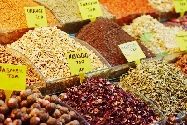 Kryddor och teer på en traditionella jordbrukare marknad i Istanbul, Turkiet — Stockfoto