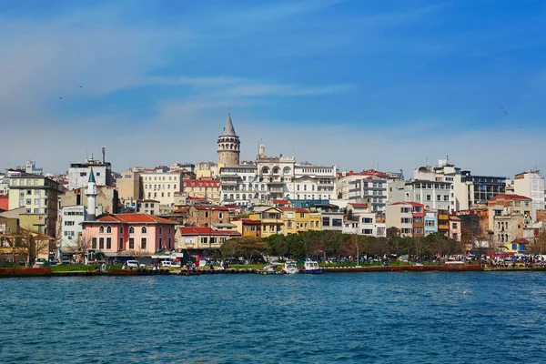 Paisaje urbano de Estambul a través del Cuerno de Oro — Foto de Stock