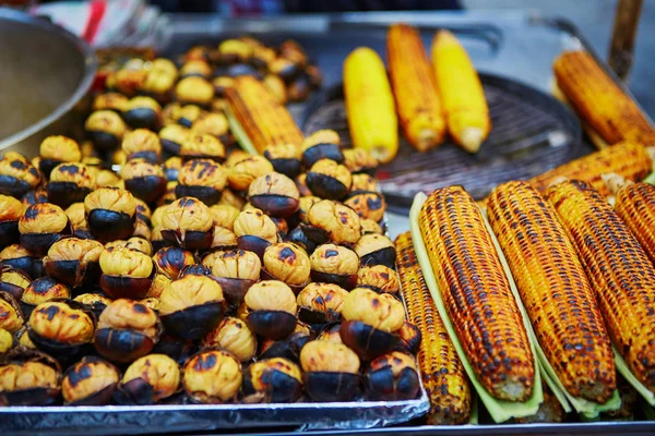 Gegrillte Kastanien und Maisähren auf einem Markt in Istanbul, Türkei — Stockfoto