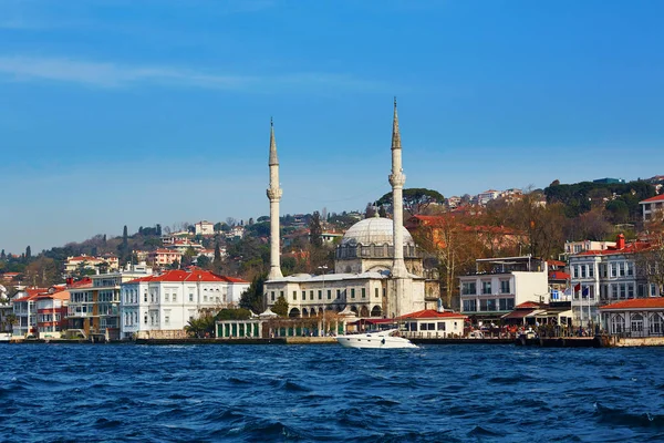 Vista panorâmica de Istambul com uma mesquita do outro lado da Baía Golden Horn — Fotografia de Stock